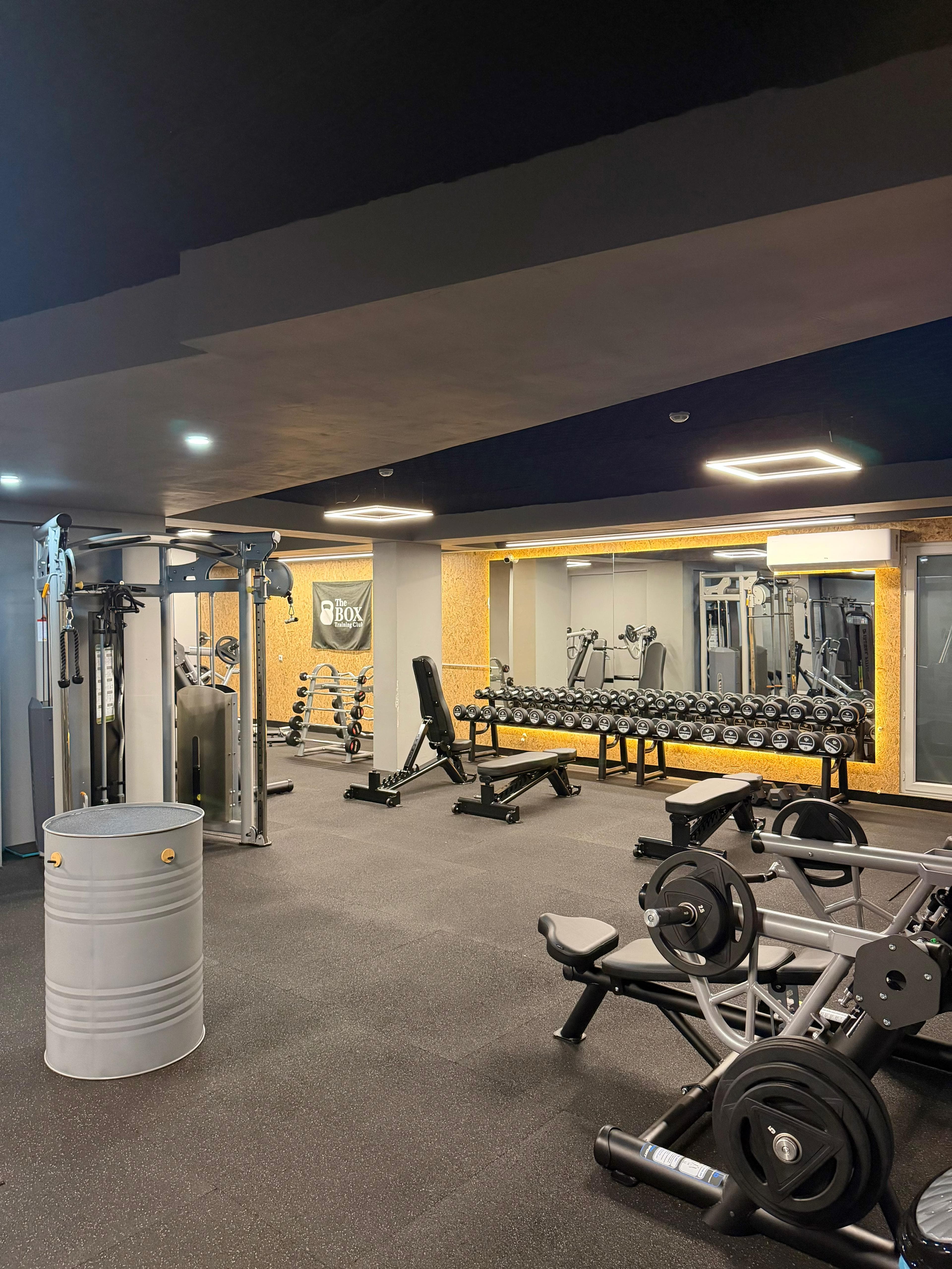 The Box Training Club Gebze - Serbest ağırlık alanı, dumbbell rack ve profesyonel antrenman ekipmanları